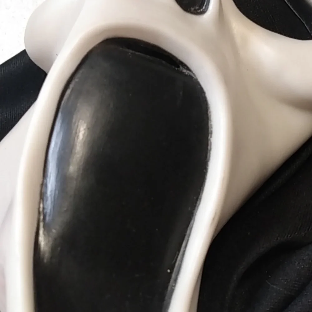Easter Unlimited Inc.‎ Scream 90s Mask with SMALL FLAW